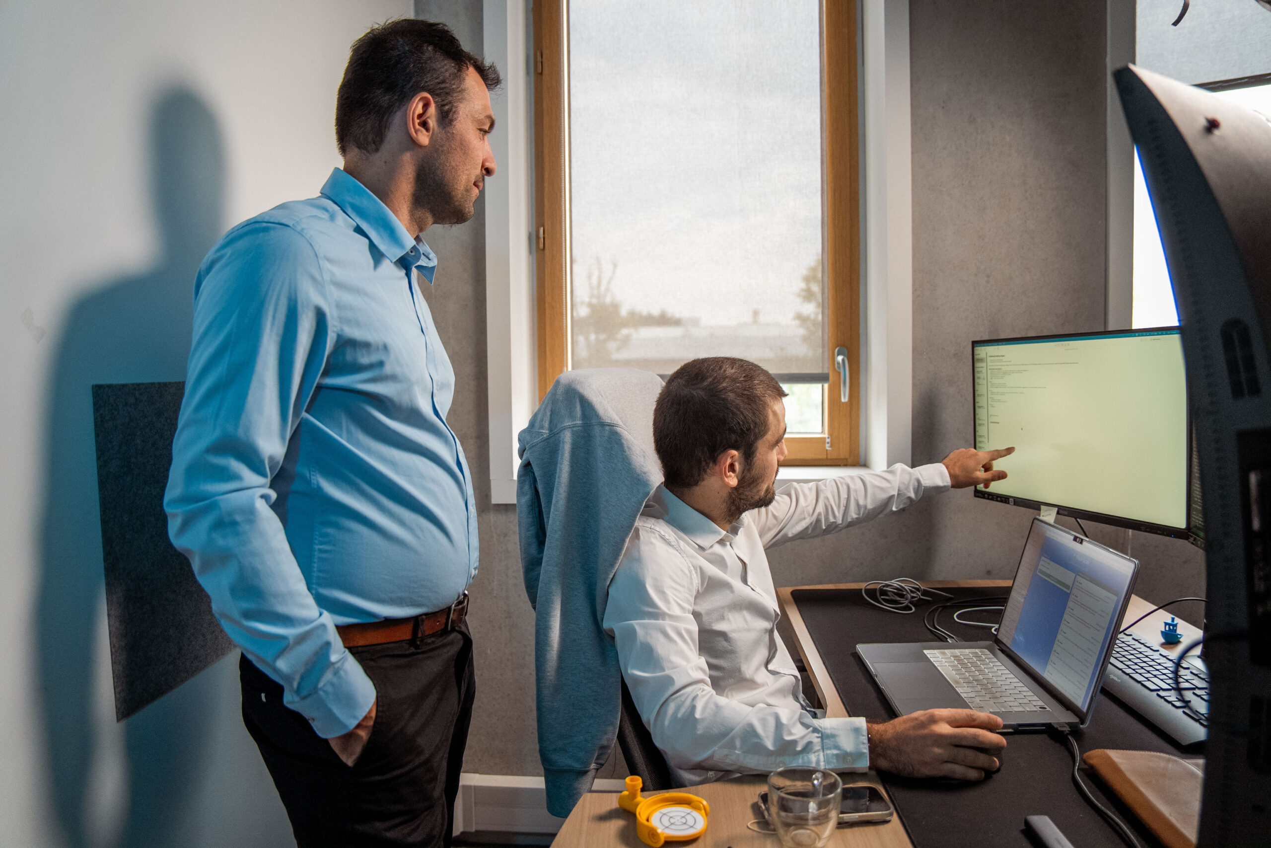 Portrait of Benjamin, CEO of Inspemon, with a colleague in a professional setting.